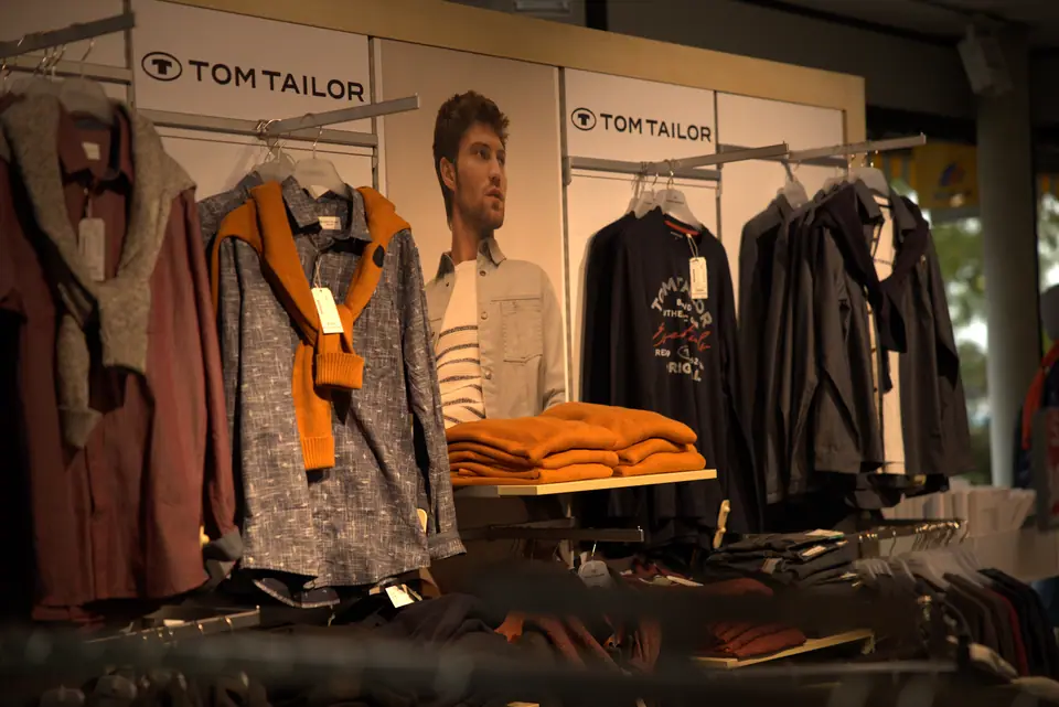 Herrenmode von Tom Tailor in der Modeabteilung des Kaufring